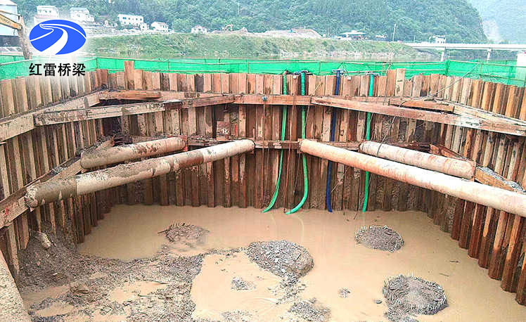 郑万高铁湖北段宜昌钢板桩围堰租赁施工1.jpg