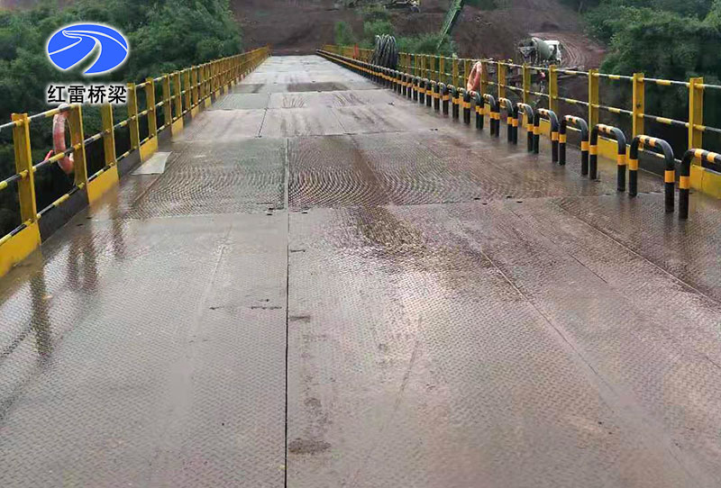 重庆江泸北线高速公路四分部钢便桥施工1.jpg