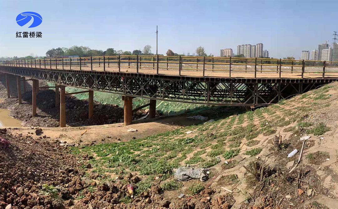 七里湖二场框架桥处跨新开河钢便桥施工1.jpg